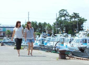 【島風景】当館裏手にある新井浜漁港。漁種によって色々な漁船が停泊しています。